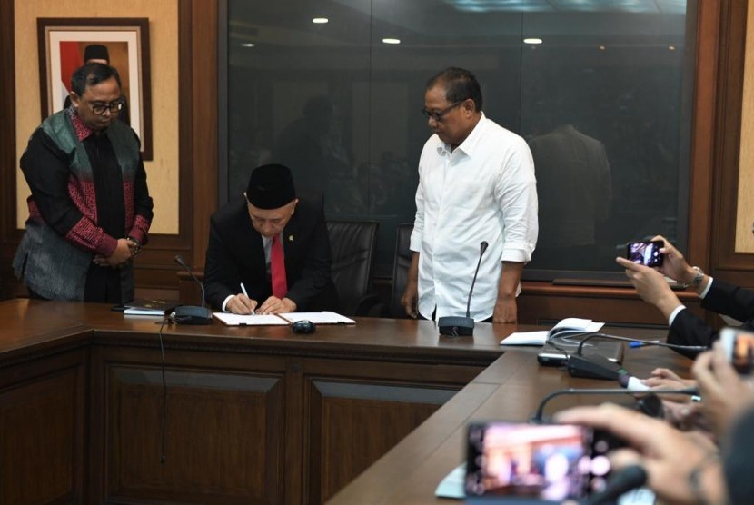 Serah terima jabatan dari Menteri Koperasi dan UKM AAGN Puspayoga kepada Menteri Koperasi dan UKM periode 2019-2024 Teten Masduki di Jakarta, Rabu (22/10).