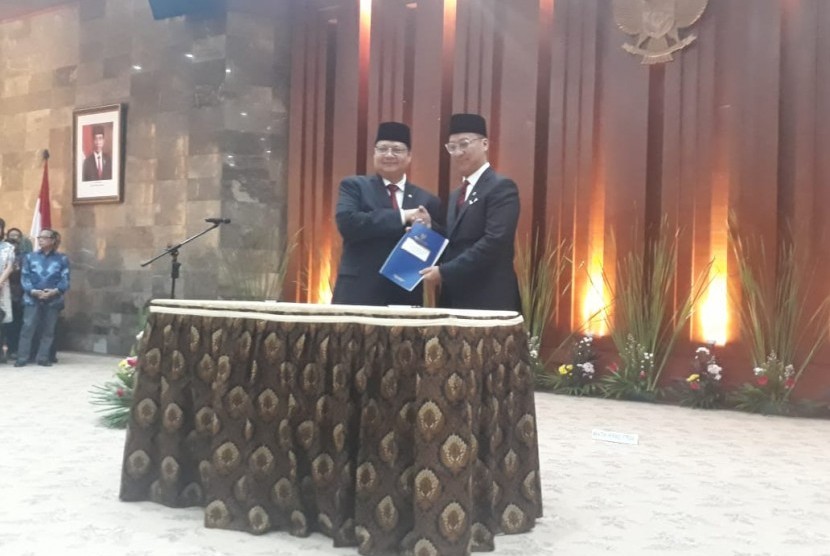 Serah terima jabatan dari Menteri Perindustrian kabinet kerja, Airlangga Hartanto, (kiri) kepada Menteri Perindustrian kabinet Indonesia maju, Agus Gumiwang Kartasasmita (kanan) di Kantor Kementerian Perindustrian, Jakarta, Rabu (22/10).