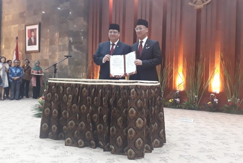 Serah terima jabatan dari Menteri Perindustrian kabinet kerja, Airlangga Hartanto, (kiri) kepada Menteri Perindustrian kabinet Indonesia maju, Agus Gumiwang Kartasasmita (kanan) di Kantor Kementerian Perindustrian, Jakarta, Rabu (22/10).