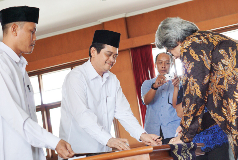 Serah terima jabatan Kepala BPNB Jawa Barat dari Drs. Toto Sucipto kepada Jumhari, S.S.