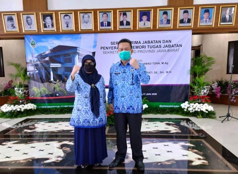 Serah terima jabatan Sekretaris DPRD (Sekwan) Provinsi Jabar dari Ir H Toto Mohamad Toha MAg (kanan) kepada DR Hj Ida Wahida Hidayati SE SH Msi (kiri) berlangsung di lobby lantai II Gedung DPRD Provinsi Jabar Jl Diponegoro No.27, Kota Bandung, Rabu (17/6). 