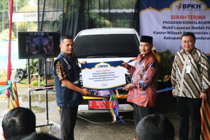 Serah terima Mobil Layanan Haji dan Umroh di Kantor Kemenag Pangandaran, Jawa Barat, Jumat (23/9)