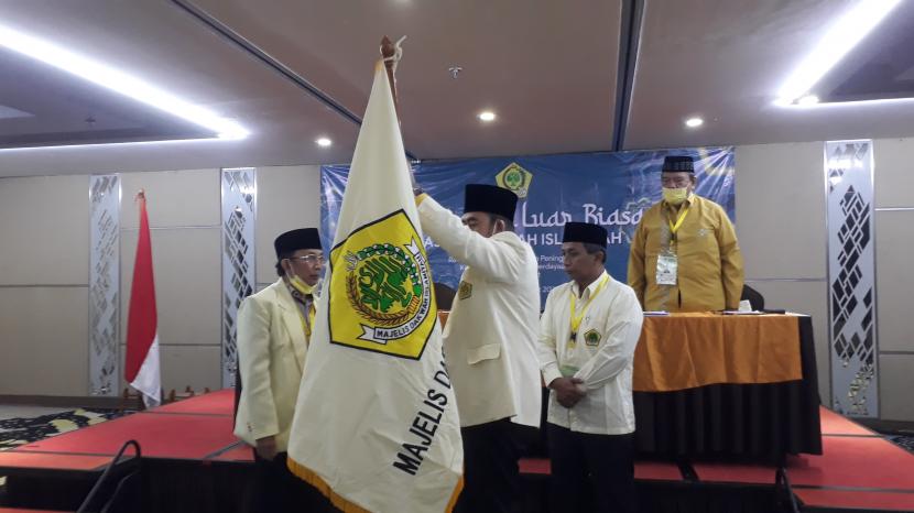 Serah terima pataka Majelis Dakwah Islamiyah (MDI) dari ketua umum lama Dr Deding Ishak kepada Ketua Umum MDI masa bakti 2022-2027 KH Chaerul Anam.
