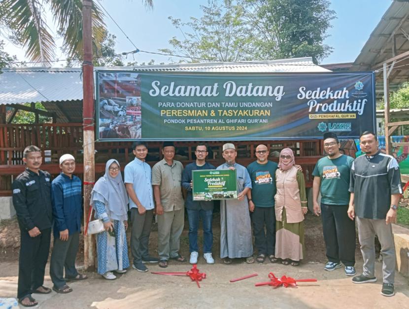 Serah terima peternakan domba oleh DKM MJS kepada Ustadz Ismeidas selaku pembina Pesantren Al Ghifari Qurani Bogor.