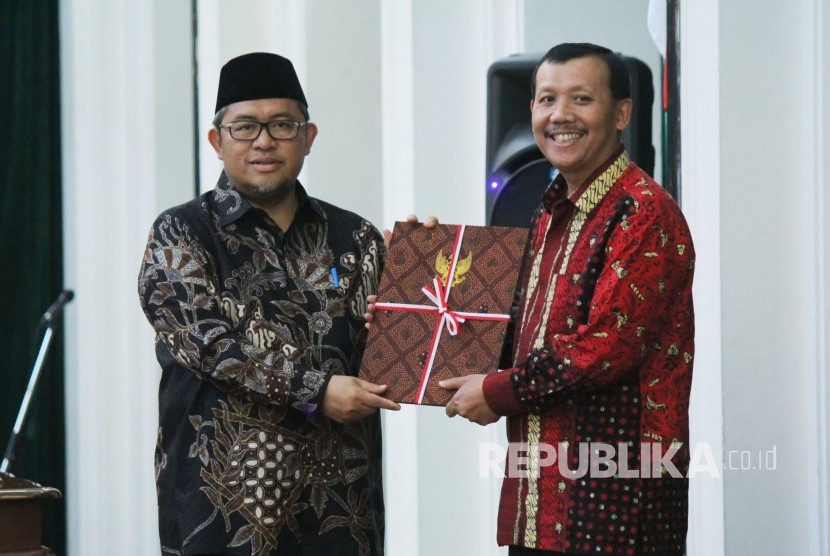 Serah terima tugas Gubernur Jawa barat Ahmad Heryawan (kiri) kepada Pelaksana Harian (Plh) Gubernur Jawa Barat Iwa Karniwa (kanan), di Aula Barat, Gedung Sate, Kota Bandung, Rabu (13/6).