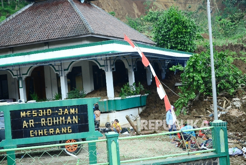 Serambi masjid dipenuhi tanah longsoran di lokasi longsor di daerah Ciherang, Kabupaten Sumedang, Rabu (21/9).