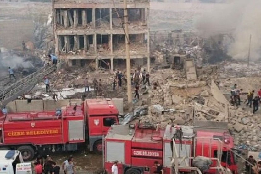 Serangan bom mobil yang menghantam pos pemeriksaan polisi di Cizre, Provinsi Sirnak, Turki meluluhlantakkan bangunan, Jumat (26/8).