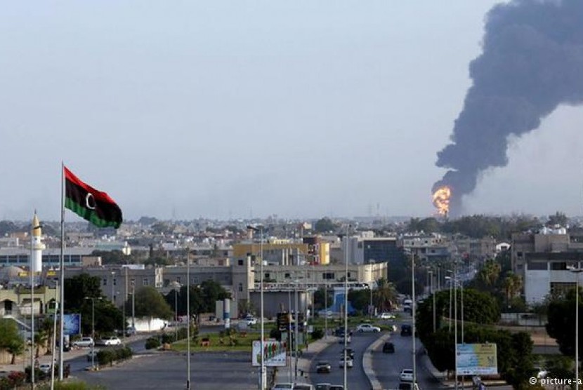 Kilang minyak di Tripoli, Libya.