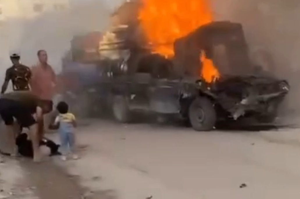 Serangan Israel menyasar mobil berisi warga Gaza yang mengungsi dari Kota Gaza menuju selatan, Selasa (17/9/2025).