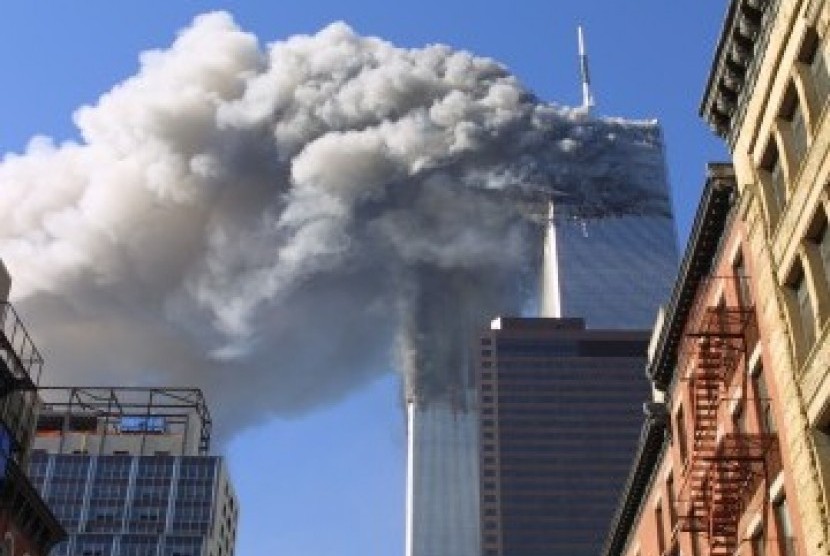 Serangan ke menara kembar WTC di New York 11 September 2001. Sejak tragedi 9/11, tak sedikit muslim AS menghadapi sikap permusuhan dan dicurigai.