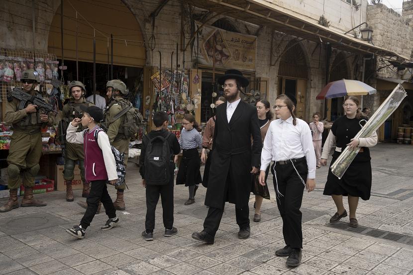 Serangan terhadap umat Kristen meningkat selama akhir pekan di awal hari raya Yahudi Sukkot, ketika puluhan ribu pemukim ilegal Israel berbaris memasuki Yerusalem.