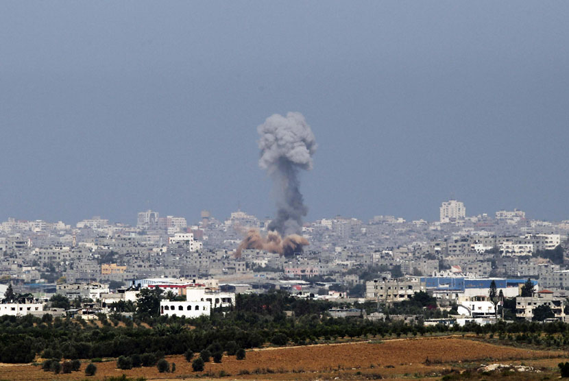 Israel Tangkap Wakil Direktur Wakaf Islam Yerusalem. Foto: Serangan udara Israel ke Gaza Palestina (ilustrasi)