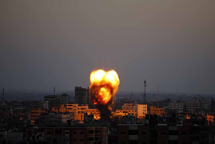 Serangan udara Israel mengguncang kota Gaza. (ilustrasi)