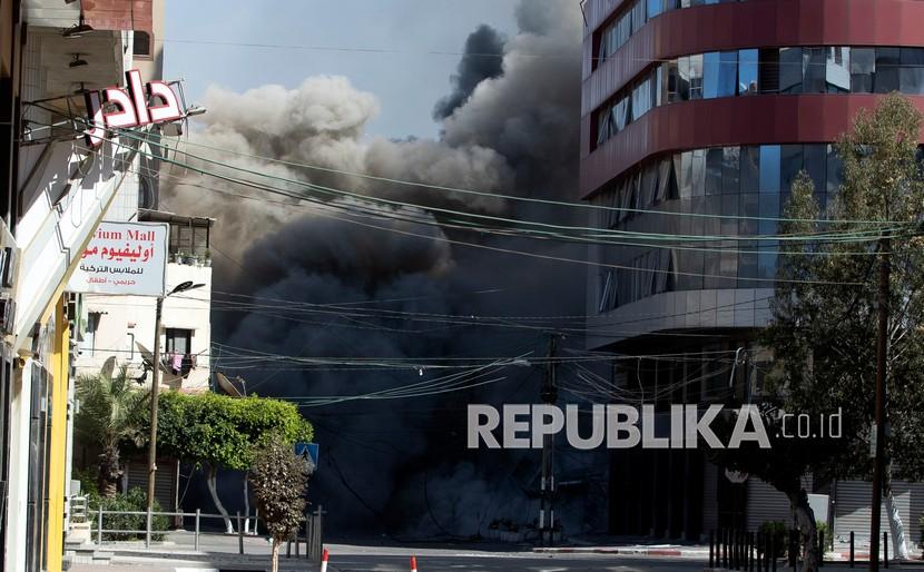 Serangan udara Israel menghantam gedung bertingkat tinggi yang menampung kantor The Associated Press di Kota Gaza, Sabtu (15/5).