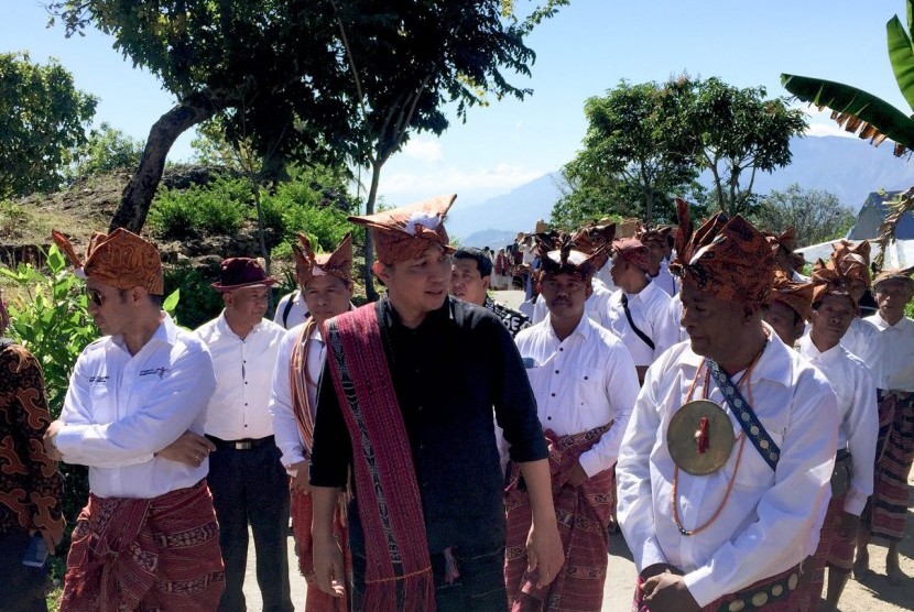 Serangkaian gelaran program baru Ditjen Kebudayaan Kemendikbud bernama 'Indonesiana' yang pertama kali digelar di Atambua, Kabupaten Belu, Nusa Tenggara Timur, Ahad (22/7). Masyarakat lokal menunjukkan sejumlah ritual adat serta kekayaan budaya lainnya kepada Dirjen Kebudayaan Kemendikbud Hilmar Farid.