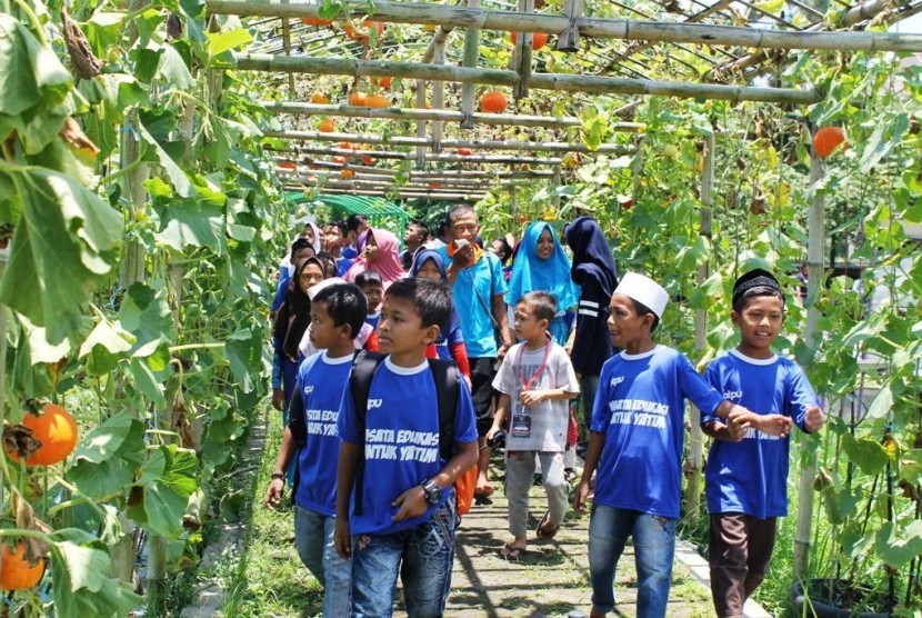 Seratus anak yatim piknik ke Agrowisata Soropadan. 