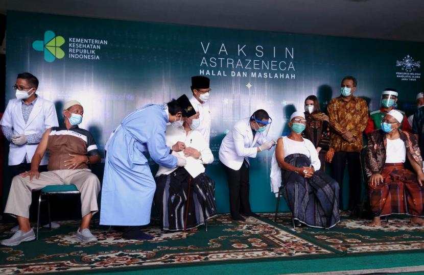 Seratus kiyai dan tohoh Nahdlatul Ulama (NU) Jawa Timur menjalani vaksinasi Covid-19 menggunakan vaksin Astrazeneca di Kantor PWNU Jatim, Surabaya, Selasa (23/3). 