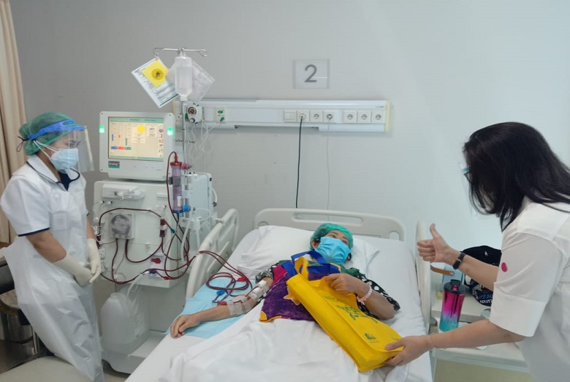 Seratus pasien di Mochtar Riady Comprehensive Cancer Centre (MRCCC) atau yang umum lebih dikenal masyarakat sebagai rumah sakit Siloam Semanggi (Siloam Hospitals Semanggi), Rabu (07/07) mendapatkan hadiah bertepatan dengan perayaan Hari Ulang Tahun ke 10 MRCCC. Siloam Hospitals Semanggi merupakan rumah sakit khusus kanker swasta pertama di Indonesia.