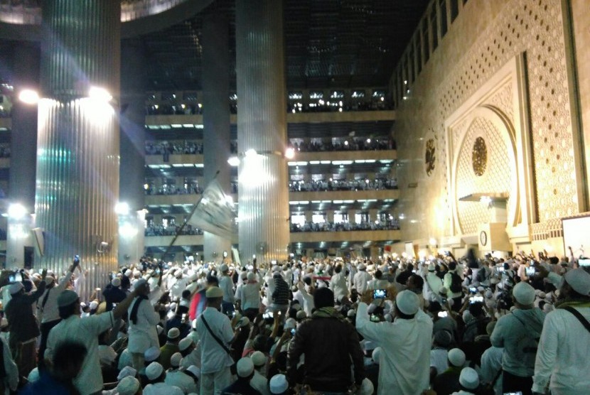 Seratus ribu lebih massa aksi 112 memenuhi Masjid Istiqlal dan area sekitar masjid, Sabtu (11/2).