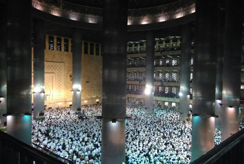 Seratus ribu lebih massa aksi 112 memenuhi Masjid Istiqlal dan area di sekitar masjid, Sabtu (11/2)