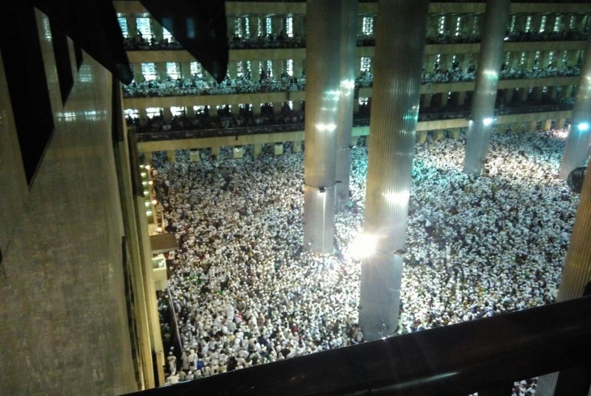 Seratus ribu lebih massa aksi 112 memenuhi Masjid Istiqlal dan area sekitar masjid, Sabtu (11/2).