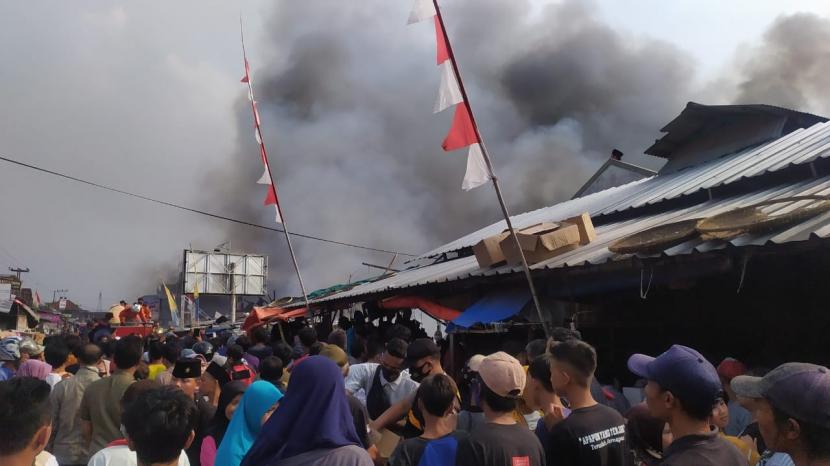 Seratusan kios di Pasar Tradisional Ciranjang, Kecamatan Ciranjang, Kabupaten Cianjur terbakar, Senin (10/8) siang.