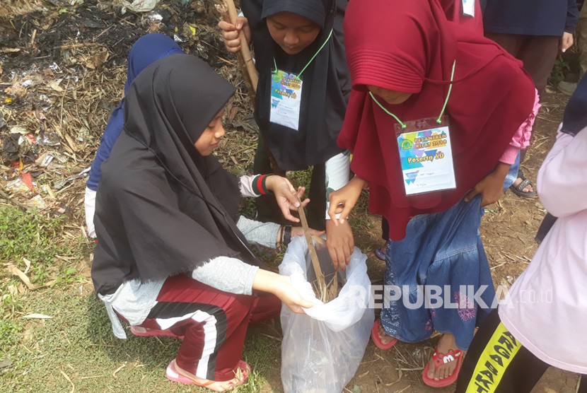 Seratusan lebih santri-santri dari kelas raudatul athfal (RA) hingga  takhasus Pesantren Al-Qurani dan Pesantren Al-Basariyah melakukan kerja  bakti di oxbow Sungai Citarum, Kamis (20/12). 