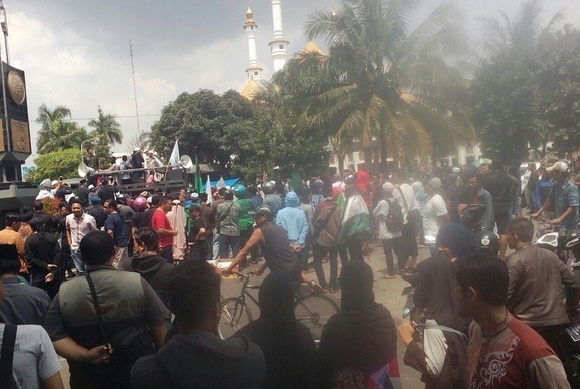 Seratusan massa menggelar aksi unjuk rasa di Kota Tasikmalaya, Jawa Barat, Selasa (26/12) lantaran adanya dugaan kasus pelecahan remaja di salah satu toko aksesoris. Massa menuntut pengungkapan kasus dugaan pelecahan oleh oknum petugas keamanan.