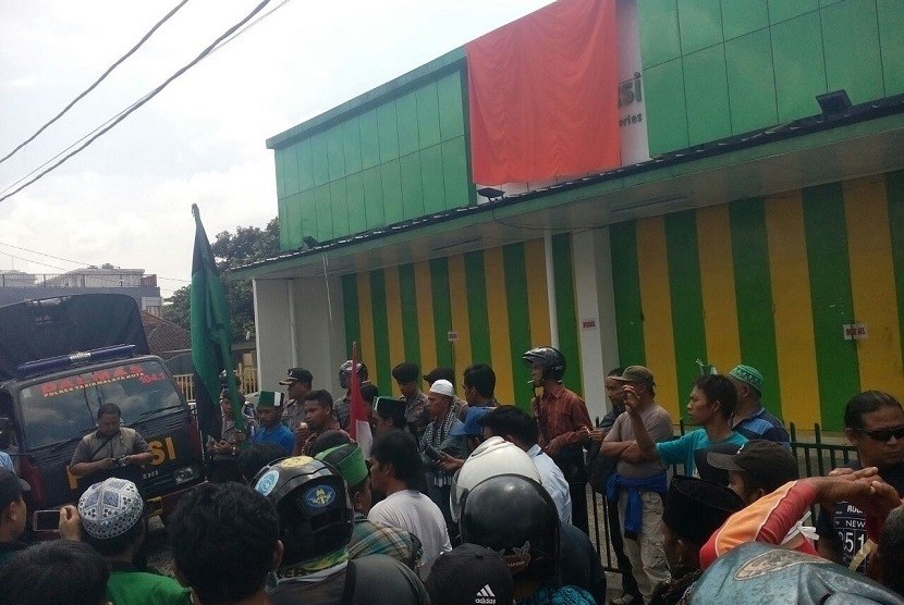 Seratusan massa menggelar aksi unjuk rasa di Kota Tasikmalaya, Jawa Barat, Selasa (26/12) lantarn adanya dugaan kasus pelecahan remaja di salah satu toko aksesoris. Massa menuntut pengungkapan kasus dugaan pelecahan oleh oknum petugas keamanan.