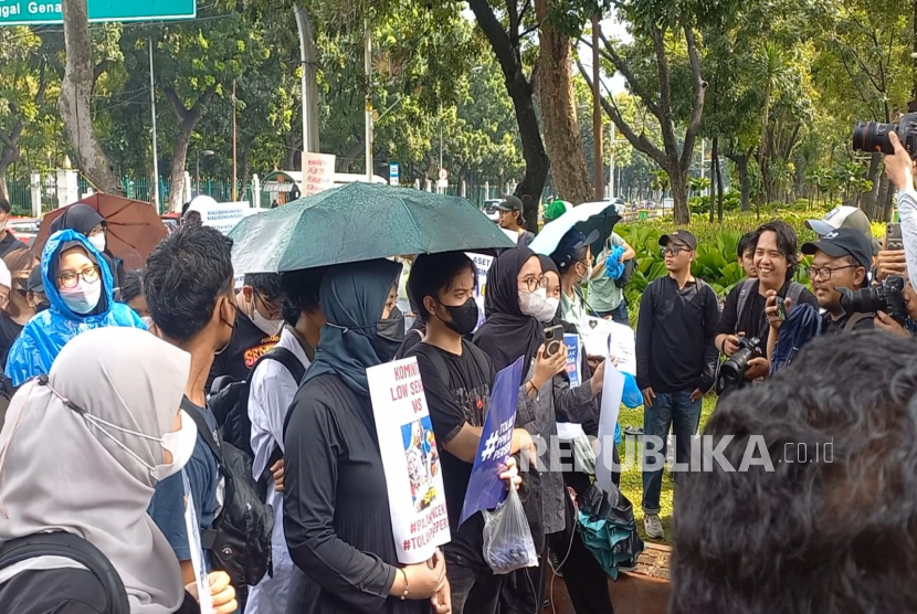 Seratusan warga yang berdandan mirip K-Popers dari berbagai kalangan melakukan aksi di Jalan Medan Merdeka Barat, Jakarta Pusat, Kamis (19/12/2024).