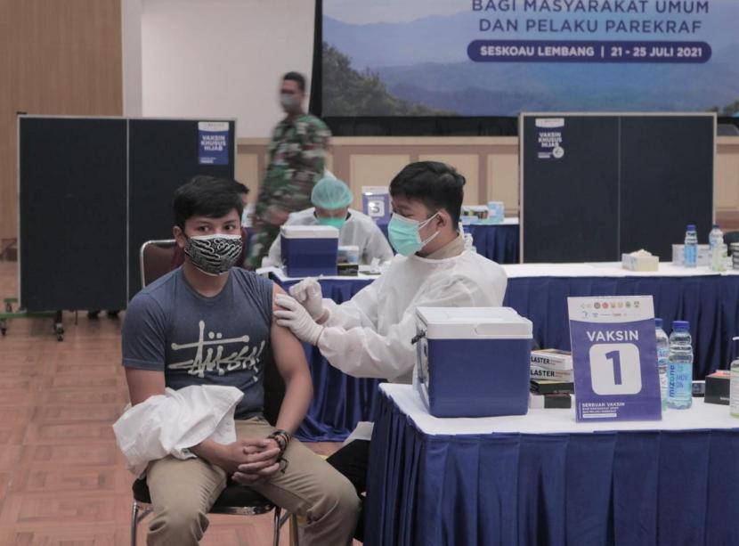 Serbuan vaksin menjadi salah satu langkah strategis pemerintah dalam upaya melakukan pemerataan vaksinasi di seluruh wilayah Indonesia.