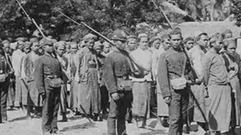 Serdadu Belanda menangkapi para ulama dan haji yang dituduh sebagai biang pengobar pemberontakan Petani Banten pada 1888. Ulama kala itu mewakili suara rakyat kecil yang hidupnya sangat sengsara karena terjadi keidakadian sosial yang dibuat oleh kolonial.