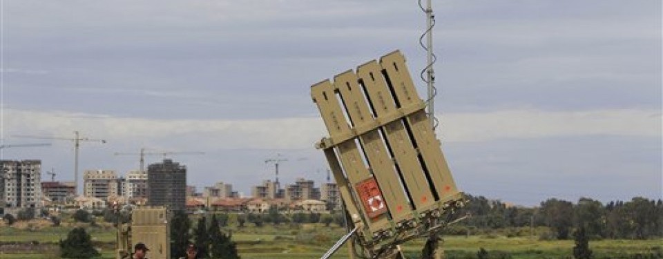 Serdadu Israel berpatroli di Ashkelon, di dekat meriam antiroket. Israel mengklaim mereka berjaga-jaga dari serangan Hamas.