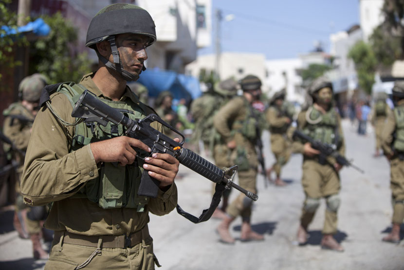 Serdadu Israel berpatroli di Tepi Barat, Palestina.