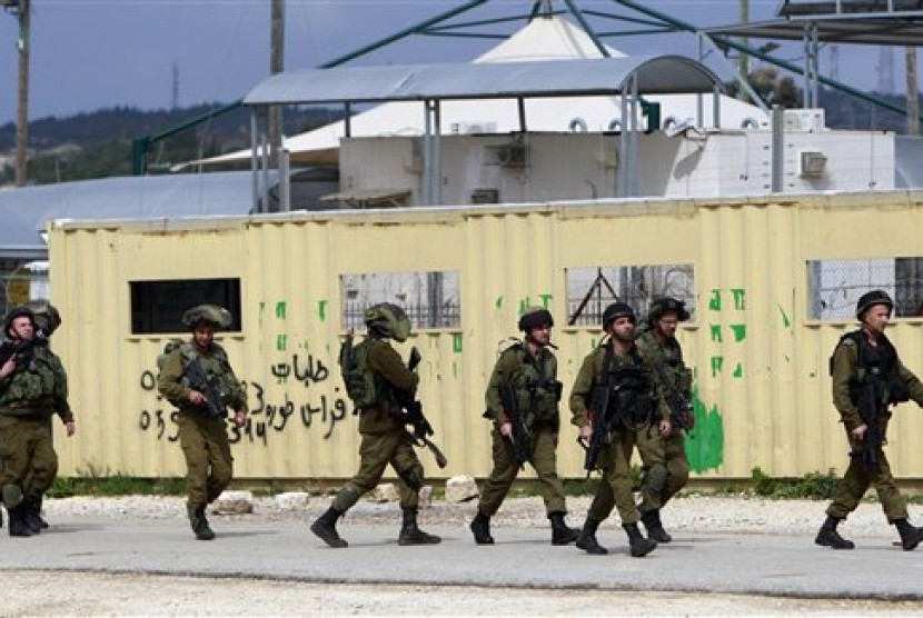 Serdadu Israel saat melakukan penggeledahan di sejumlah tempat di Tepi Barat, Palestina.