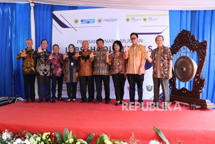 Seremoni dimulainya pembangunan Lab School Ciracas yang dihadiri sejumlah tokoh 