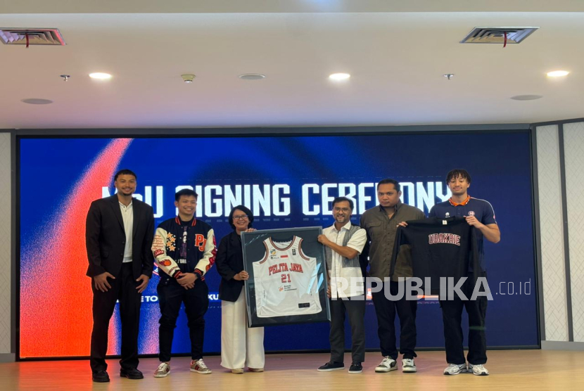 Seremoni MoU klub basket Pelita Jaya dengan Universitas Bakrie di Jakarta, Senin (8/12/2025).