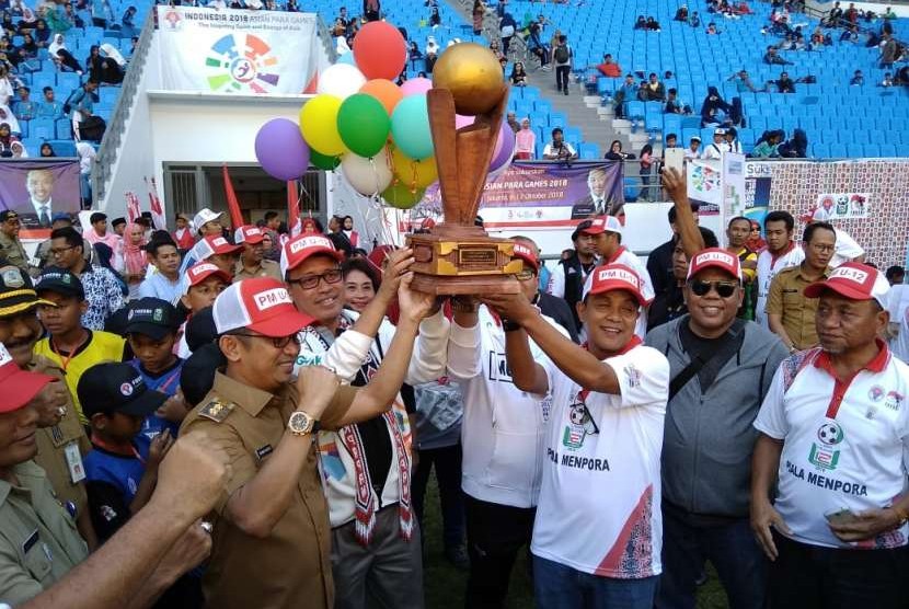 Seremoni pembukaan Piala Menpora U-12 2018 seri nasional di Stadion Batakan, Balikpapan, Selasa (28/8).