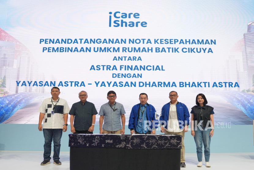 Seremoni penandatanganan Nota Kesepahaman yang dihadiri oleh Presiden Direktur PT Sedaya Multi Investama (Astra Financial), Hugeng Gozali (ketiga dari kanan); Direktur PT Sedaya Multi Investama (Astra Financial), Widya Adi Tjahjono (kedua dari kanan); Ketua Pengurus Yayasan Astra – Yayasan Dharma Bhakti Astra, Rahmat Samulo (ketiga dari kiri); Advisor Yayasan Astra – Yayasan Dharma Bhakti Astra, Tonny Sumartono (kedua dari kiri); Bendahara Pengurus Yayasan Astra – Yayasan Dharma Bhakti Astra, Agung K. Sampurno (kiri); dan Co-Project Director Astra Financial GIIAS 2025, Ananda Gitasari (paling kanan).