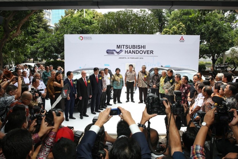  Seremoni penyerahan kunci dalam event penyerahan mobil listrik Mitsubishi Motors ke Kementerian Perindustrian RI