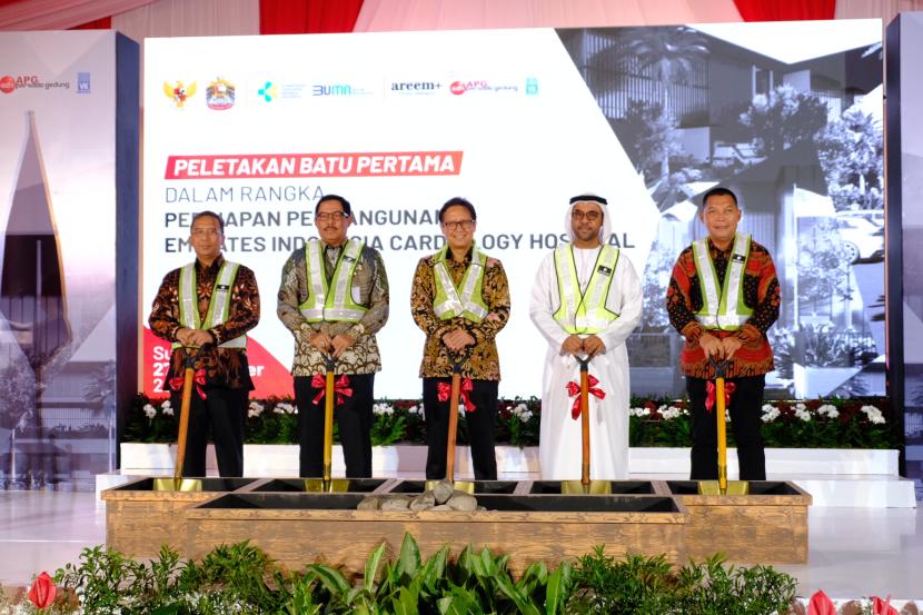 Seremonial groundbreaking rumah sakit kardiologi di kawasan Solo Techno Park. 