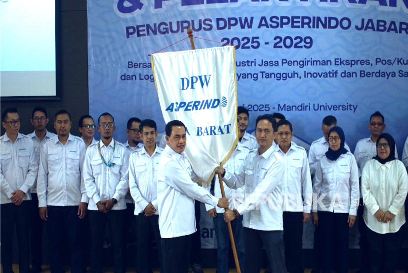  Seremonial Pelantikan oleh Ketua DPP Asperindo Budiyanto Darmastono kepada Budiarto Irawan menjadi Ketua DPW Asperindo Jawa Barat