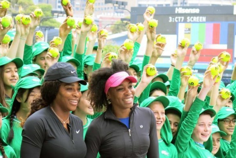 Serena dan Venus Williams bertemu dengan 'anak-anak bola' menjelang pembukaan turnamen Australian Open.
