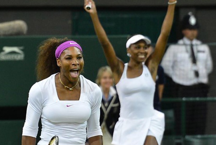 Serena Williams, kiri dan saudarinya Venus Williams.