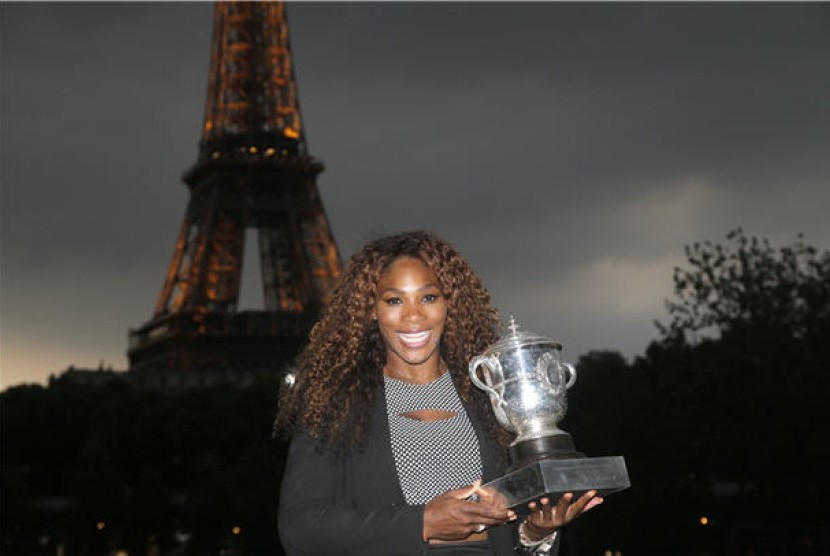 Serena Williams, petenis Amerika Serikat, berpose bersam trofinya usai mengalahkan petenis Rusia, Maria Sharapova, dalam final Prancis Terbuka di Roland Garros, Paris, Sabtu (8/6). 