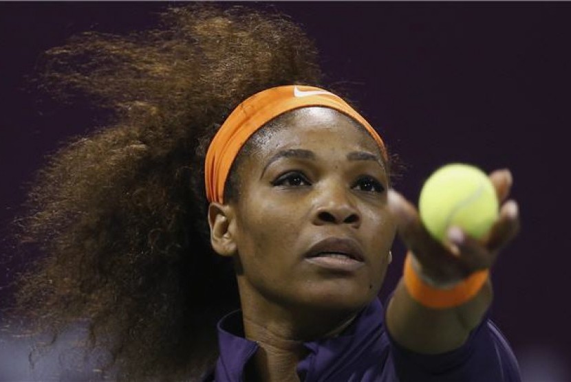 Serena Williams, petenis Amerika Serikat, melepaskan servis saat menghadapi petenis Polandia, Urszula Radwanska, di laga turnamen Qatar Terbuka di Doha pada Kamis (14/2). 