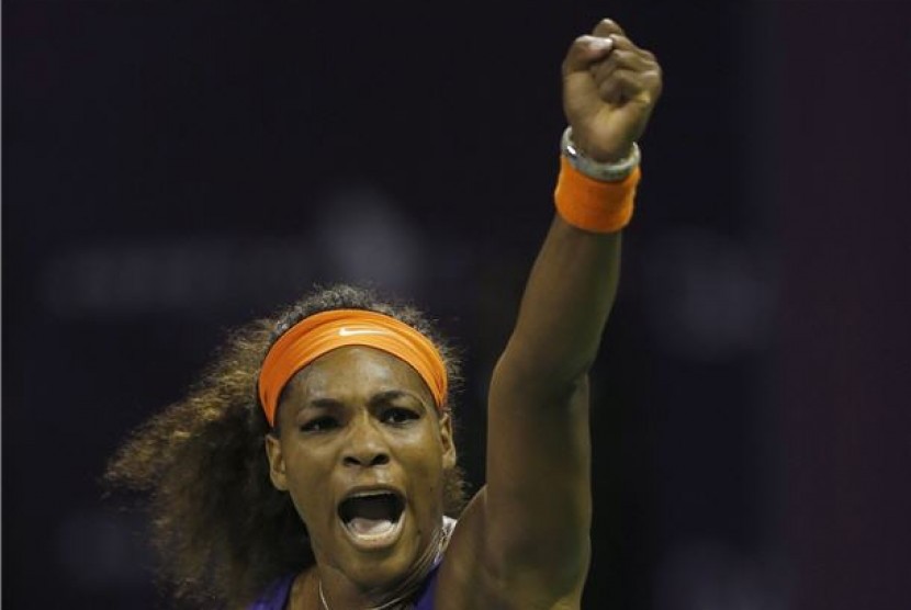 Serena Williams, petenis Amerika Serikat, meluapkan emosinya usai meraih poin atas petenis Rusia, Maria Sharapova, di semifinal Qatar Terbuka di Doha pada Sabtu (16/2). 