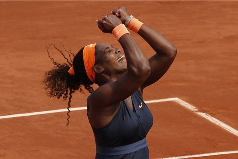 Serena Williams, petenis Amerika Serikat, meluapkan kegembiraannya usai menaklukkan petenis Rusia, Maria Sharapova, pada laga final Prancis Terbuka di Roland Garros, Paris, Sabtu (8/6). 