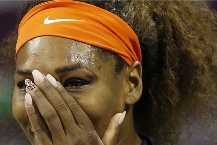 Serena Williams, petenis Amerika Serikat, menangis terharu setelah memastikan diri menjadi petenis nomor satu dunia usai mengalahkan petenis Cheska, Petra Kvitova, di perempat final Qatar Terbuka di Doha pada Jumat (15/2). 