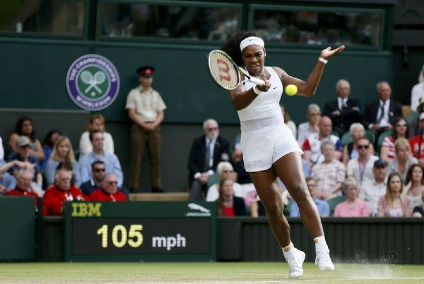 Serena Williams saat  beraksi di perempat final Wimbledon 2015.